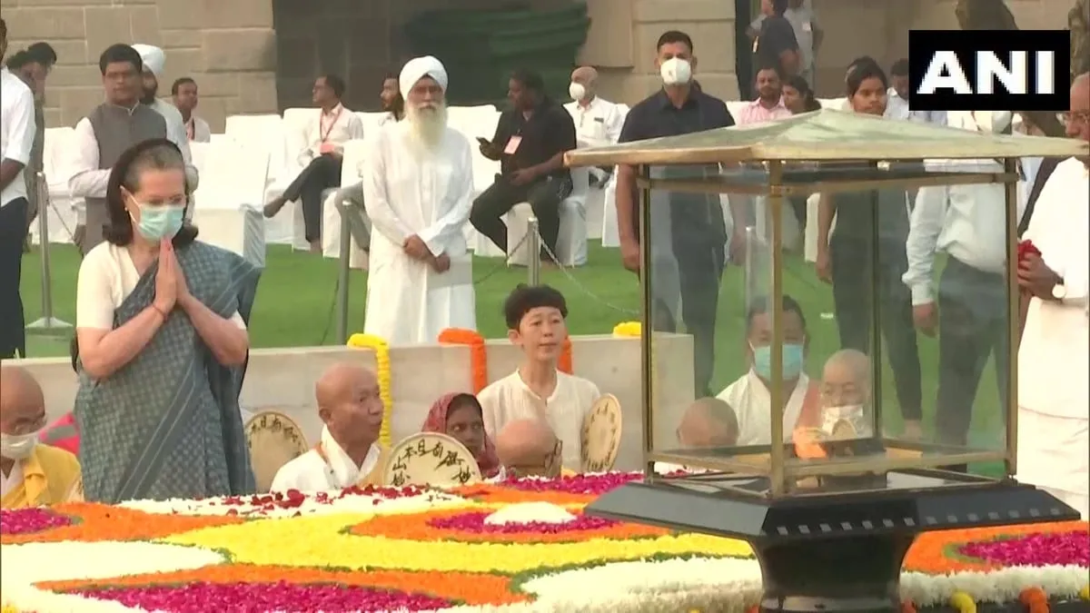 Congress interim president Sonia Gandhi pays tribute to Mahatma Gandhi at Rajghat  