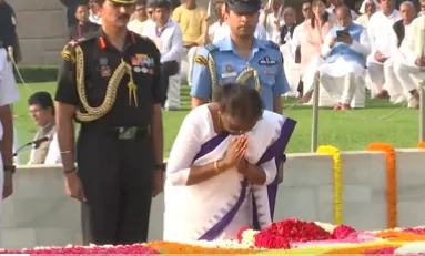 President Droupadi Murmu pays tribute to Mahatma Gandhi at Rajghat  