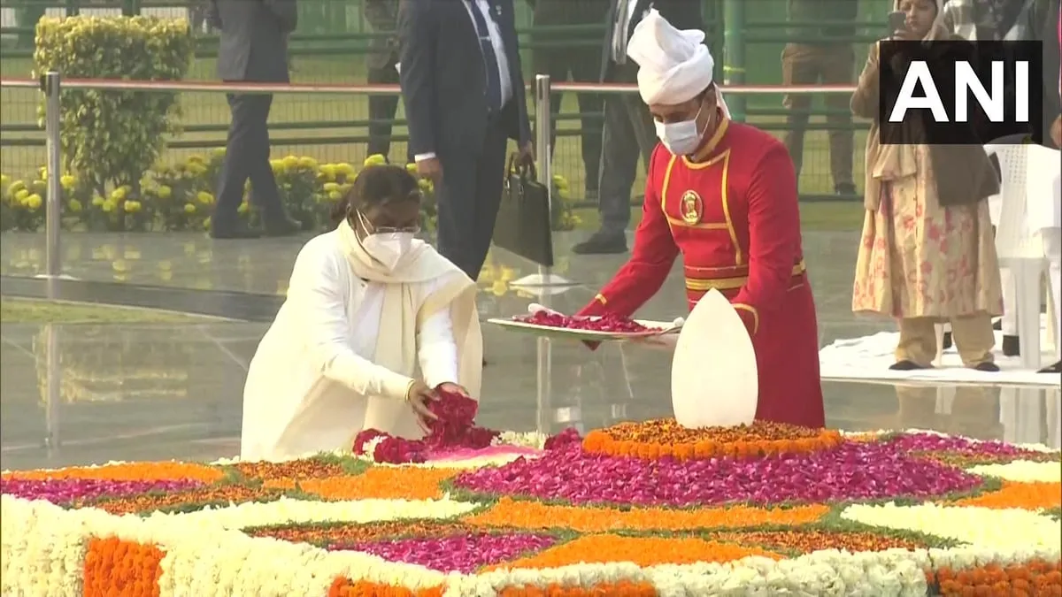 President Droupadi Murmu pays floral tributes at ‘Sadaiv Atal’  