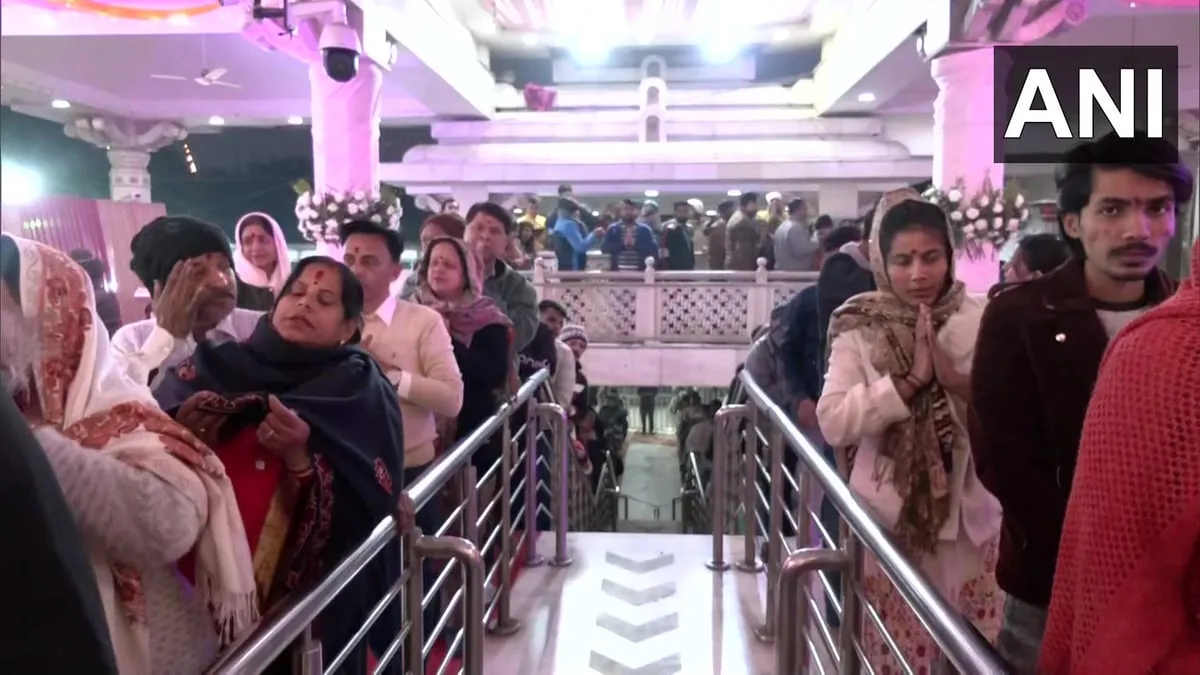 Devotees visit Delhi's Jhandewalan temple | photo credit: ANI  