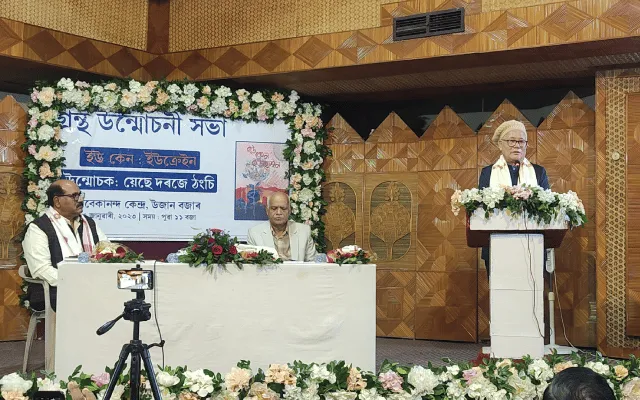 Yeshe Dorjee Thongchi delivering his speech  