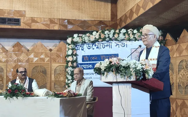 Yeshe Dorjee Thongchi delivering his speech  