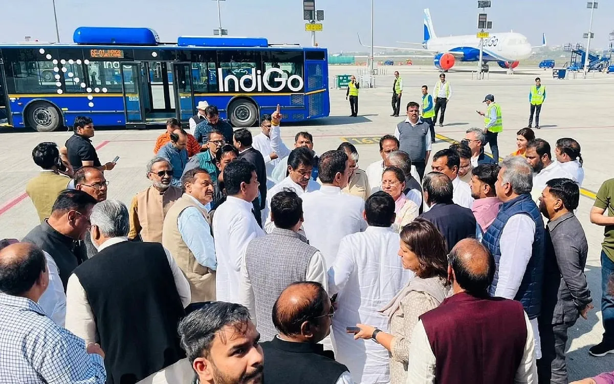 Congress leaders at Delhi airport  