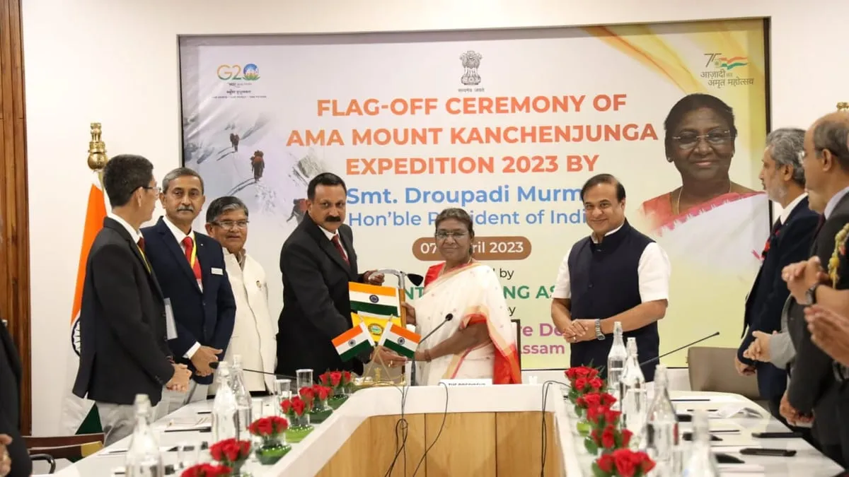 President Droupadi Murmu flags off Mount Kanchenjunga Expedition 2023   