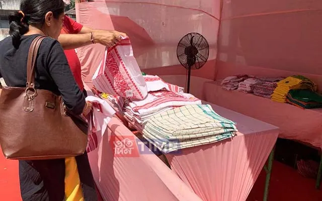 Customers buying gamosas produced by indigenous weavers  