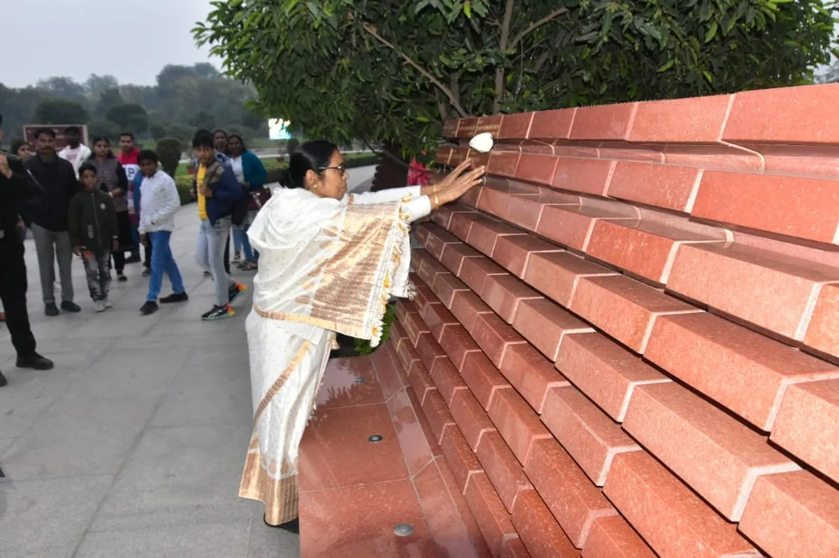 Late Gnr Uddhab Das’s Mother Lays Wreath at National War Memorial  