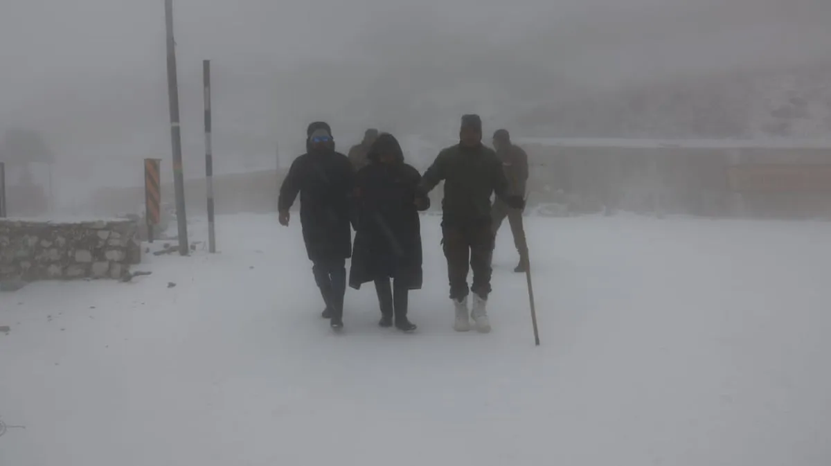 Army rescues stranded tourists  