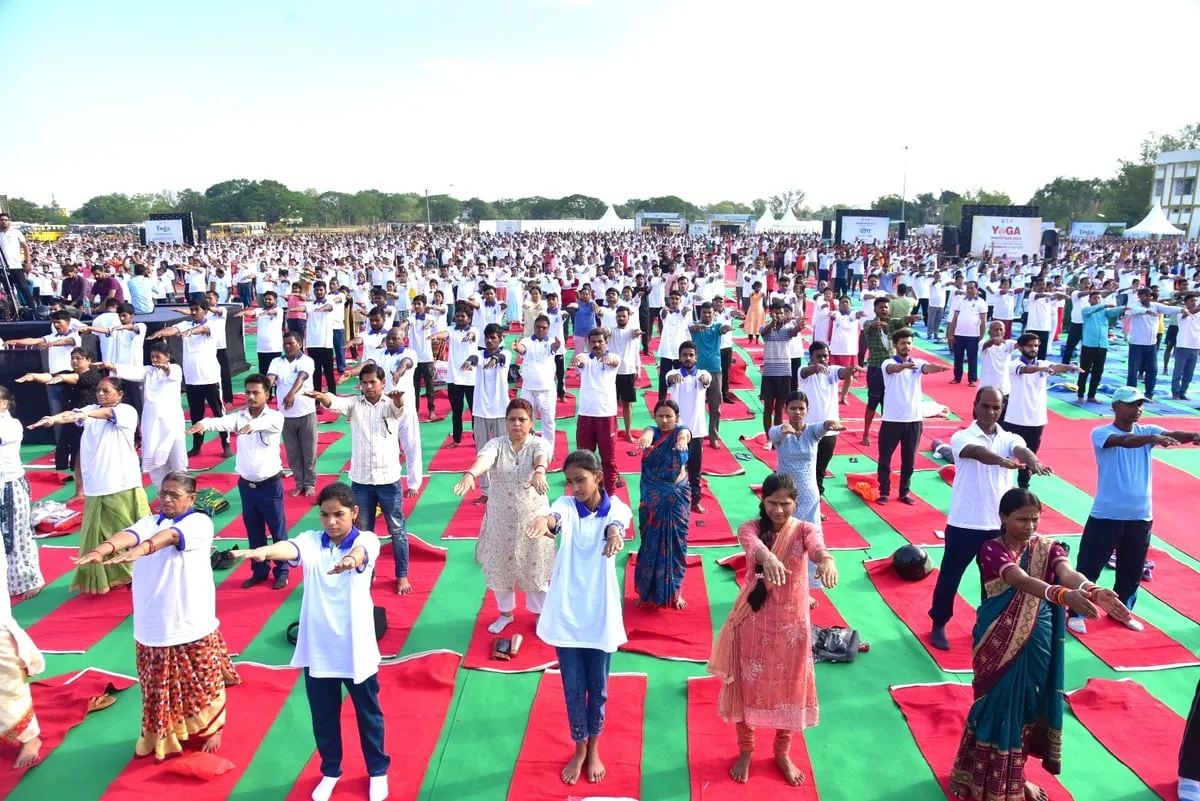 Over 7,000 Enthusiasts Practice in 'Yoga Mahotsav' Event in Bodh Gaya  Image: Twitter