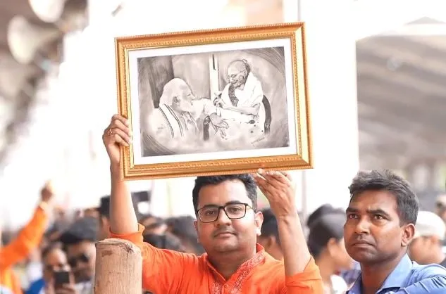 On Mother's Day, PM Modi Receives Portrait of Late Mother at Bengal Rally  