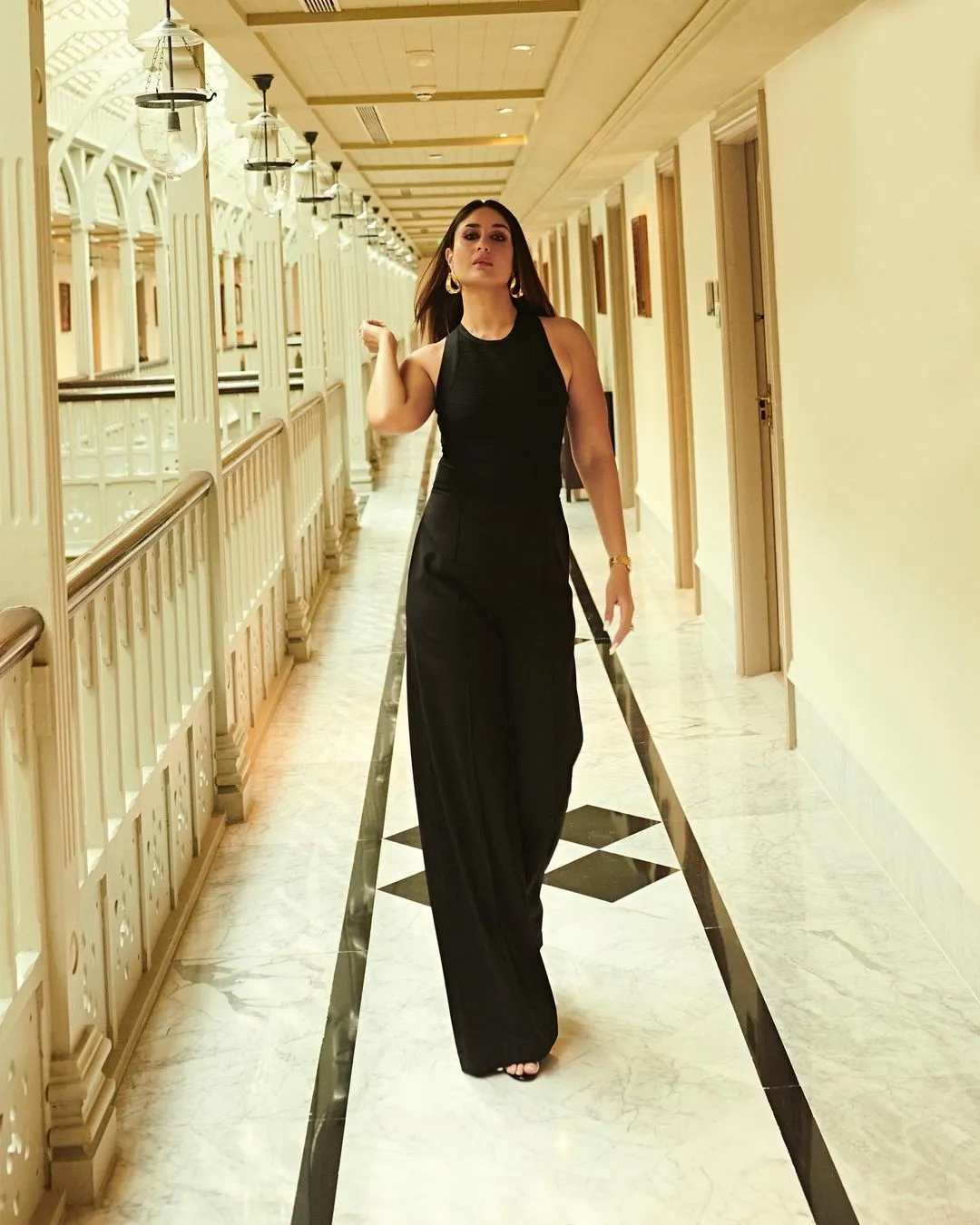 Kareena Kapoor at the United Nations Young Changemakers Conclave 2022. She is wearing dashing sleeveless black dress.  