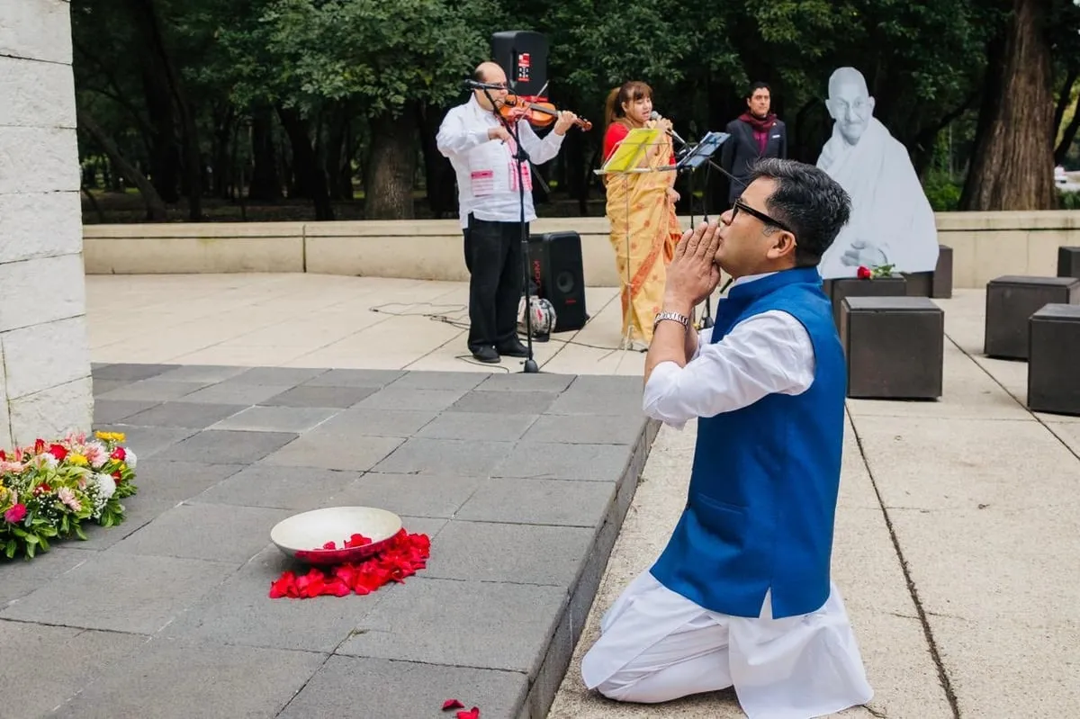 Pabitra Margherita Pays Floral Tributes to Mahatma Gandhi in Mexico  