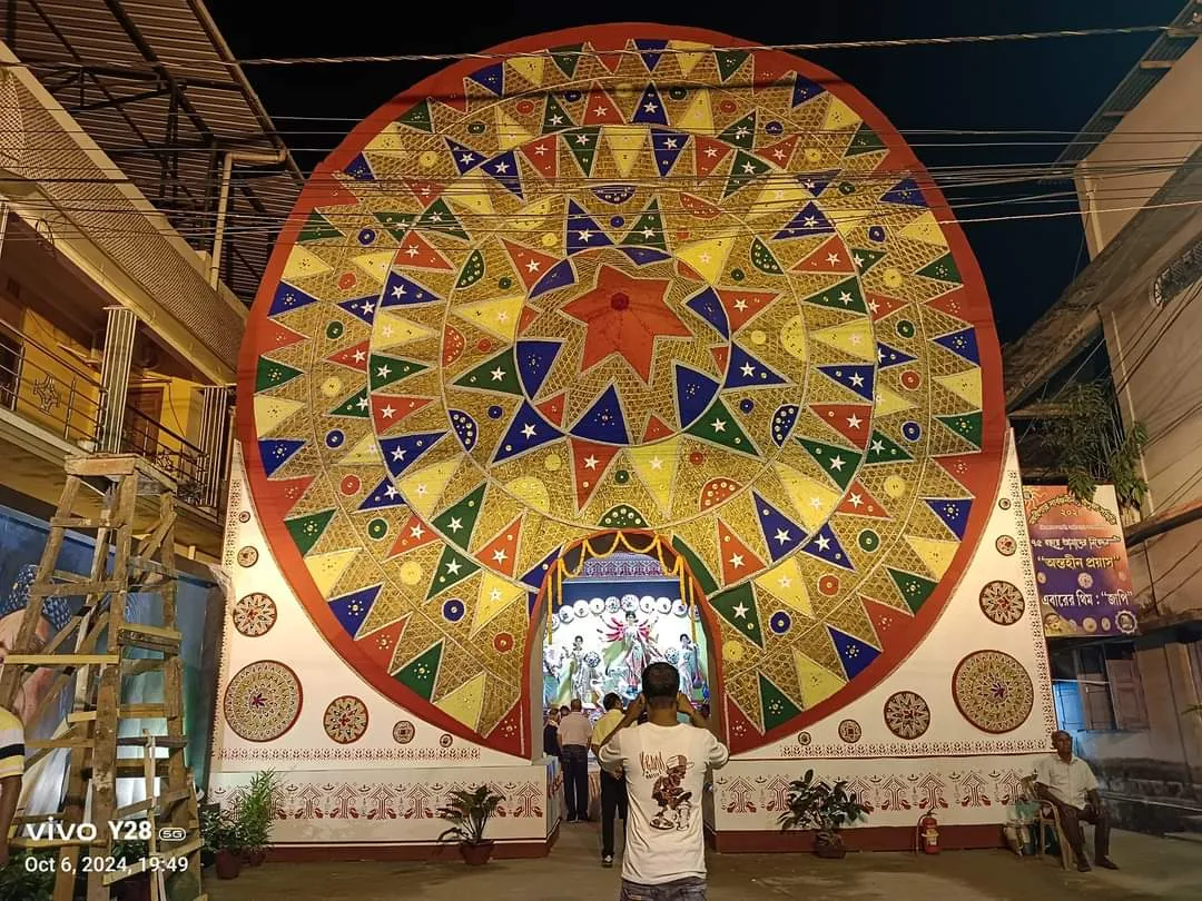 Artist Rabin Bar Mesmerizes Jalpaiguri Puja Mandap With World's Biggest 'Jaapi'  