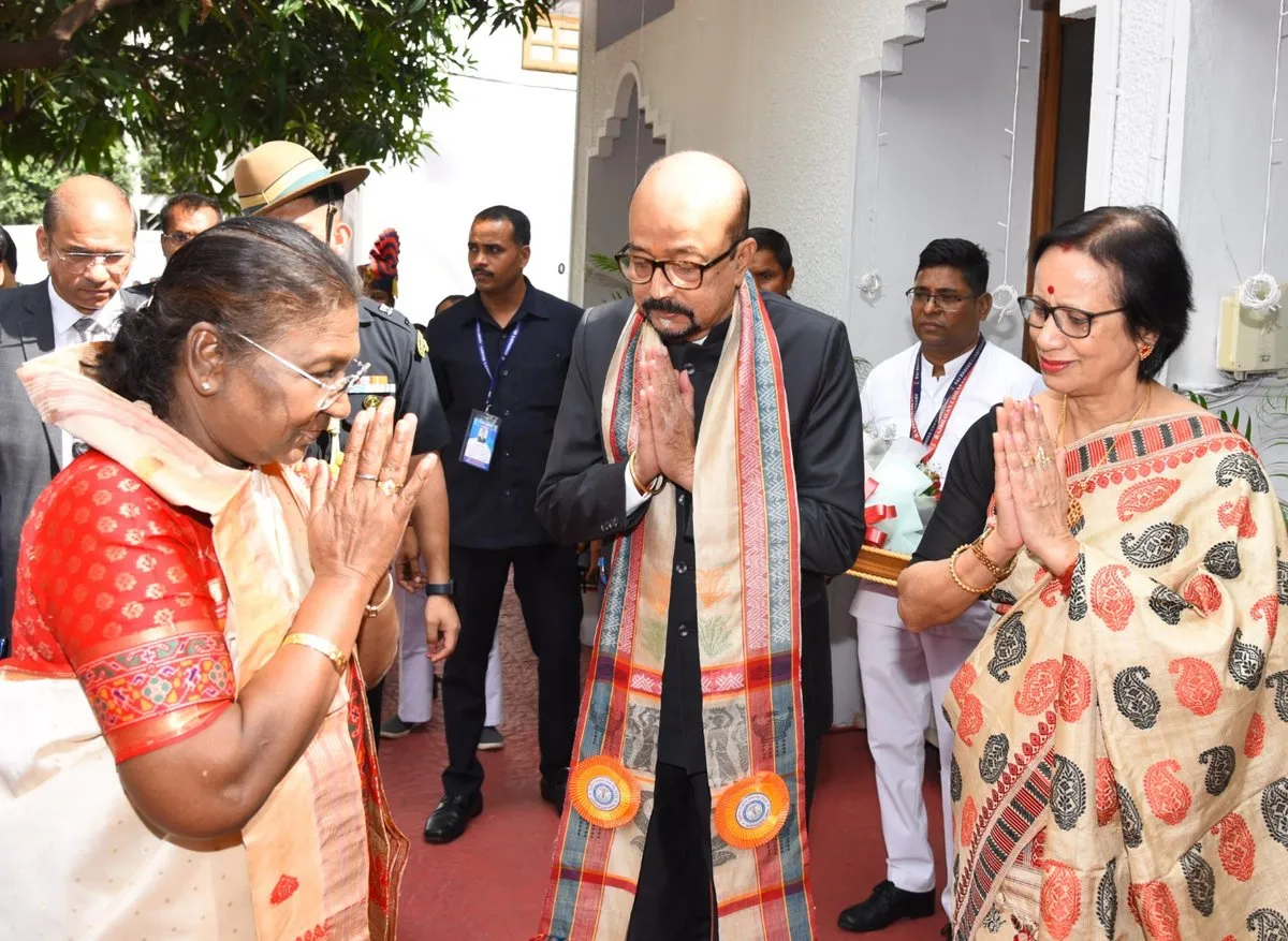 Chhattisgarh Guv Ramen Deka Receives President Murmu at Raj Bhavan  
