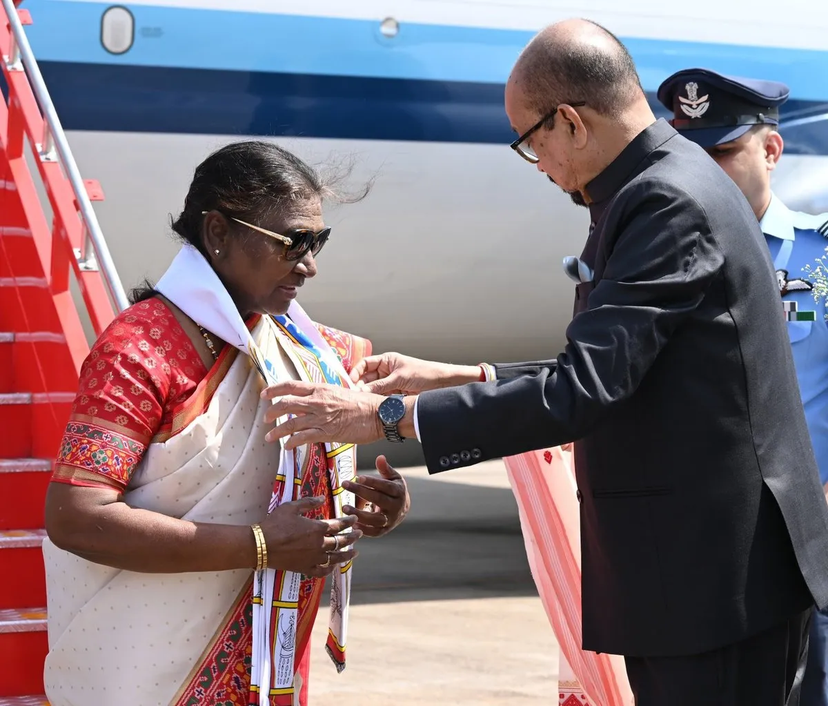 Chhattisgarh Guv Ramen Deka Receives President Murmu at Raj Bhavan  