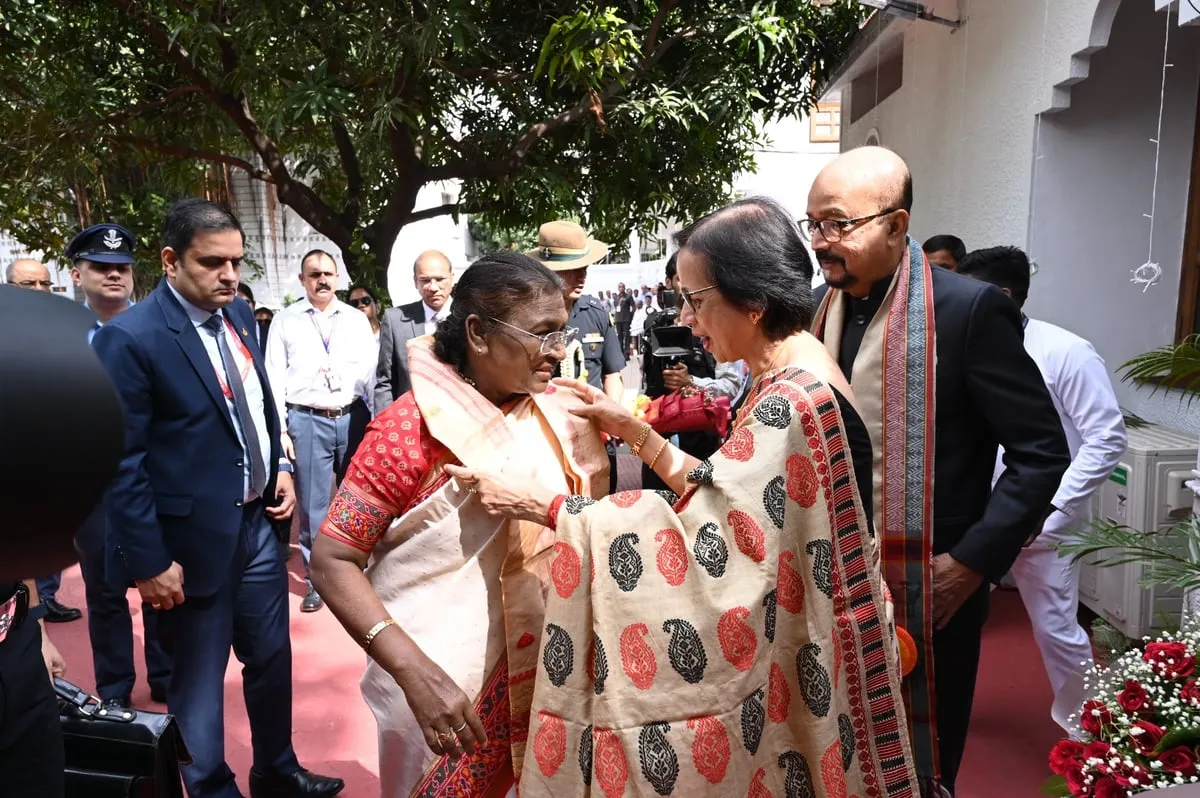 Chhattisgarh Guv Ramen Deka Receives President Murmu at Raj Bhavan  