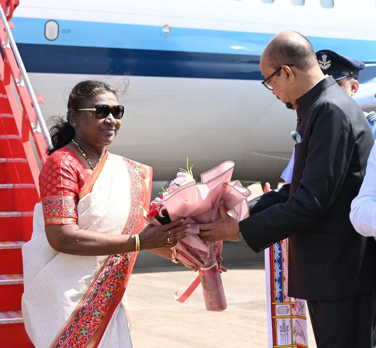 Chhattisgarh Guv Ramen Deka Receives President Murmu at Raj Bhavan  