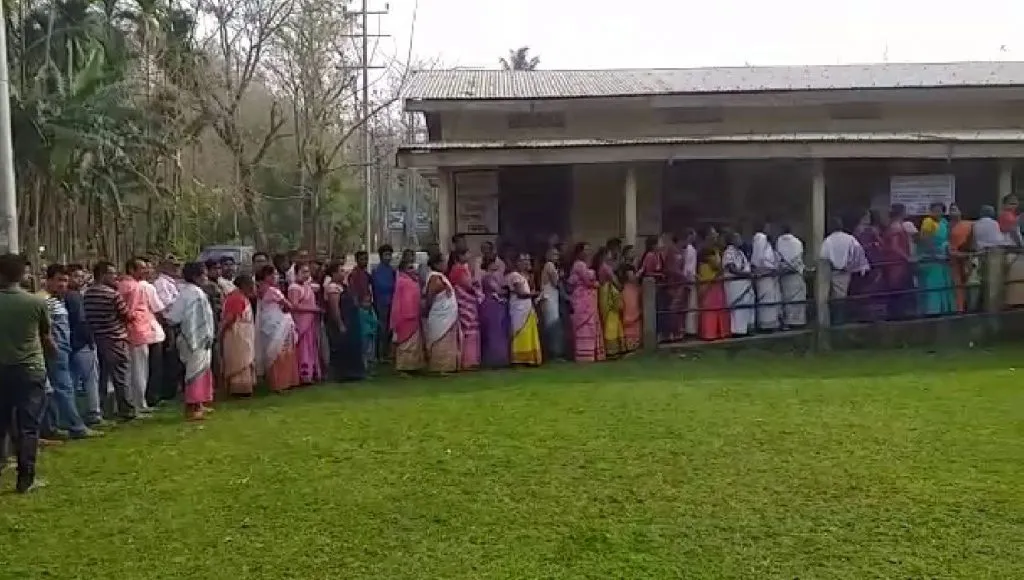 <strong>People queuing up to cast their votes in Azara</strong>  