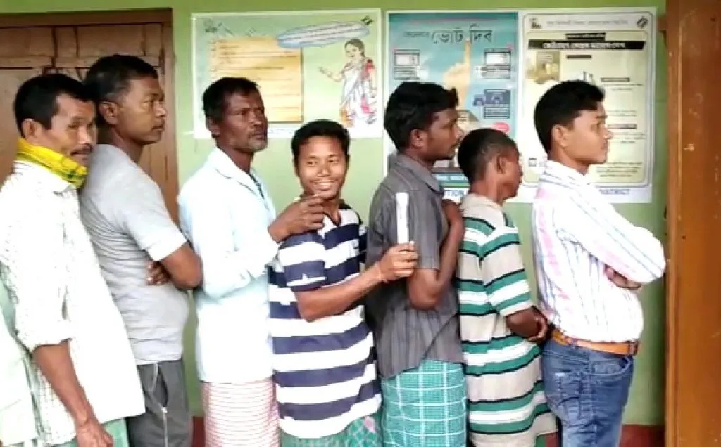 <strong>Voters queuing up to cast their votes at a polling booth in Baksa</strong>  
