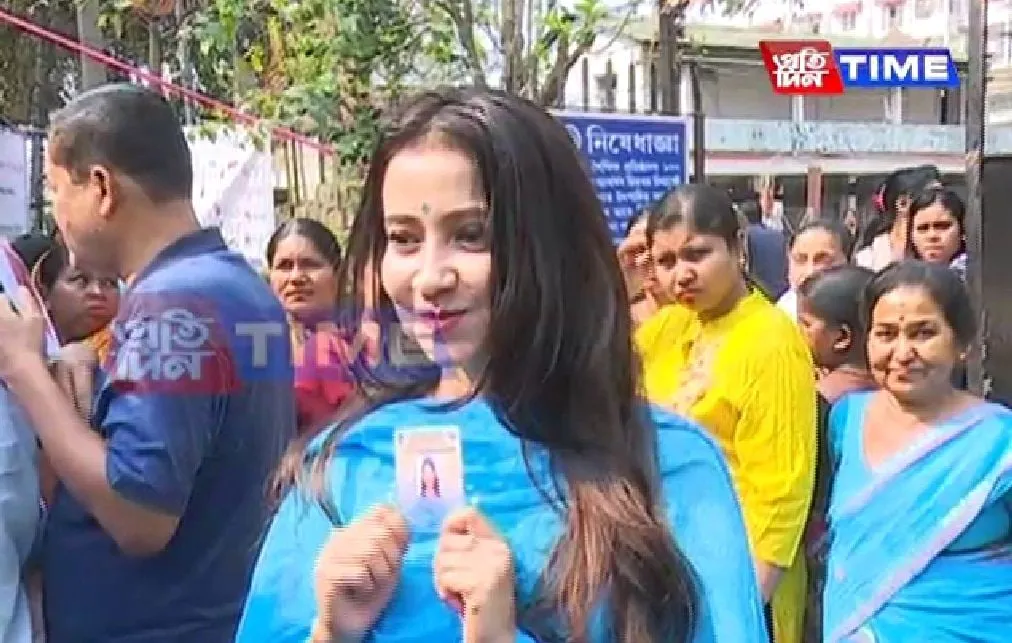 <strong>Actress Barsha Rani Bishaya casts her vote</strong>  