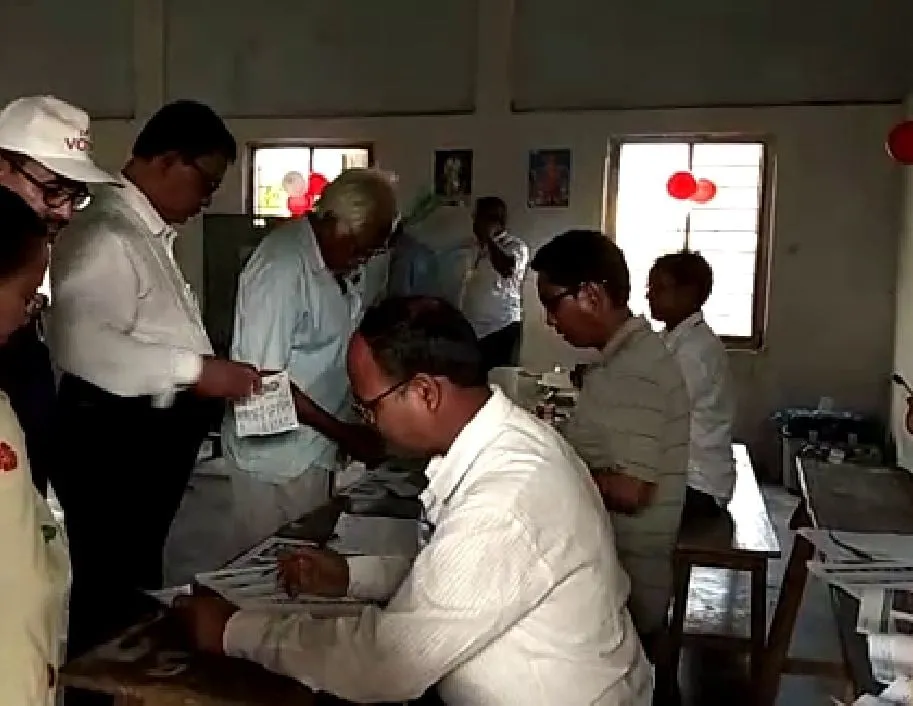 <strong>Voters cast their votes at a polling booth at Bijni</strong>  
