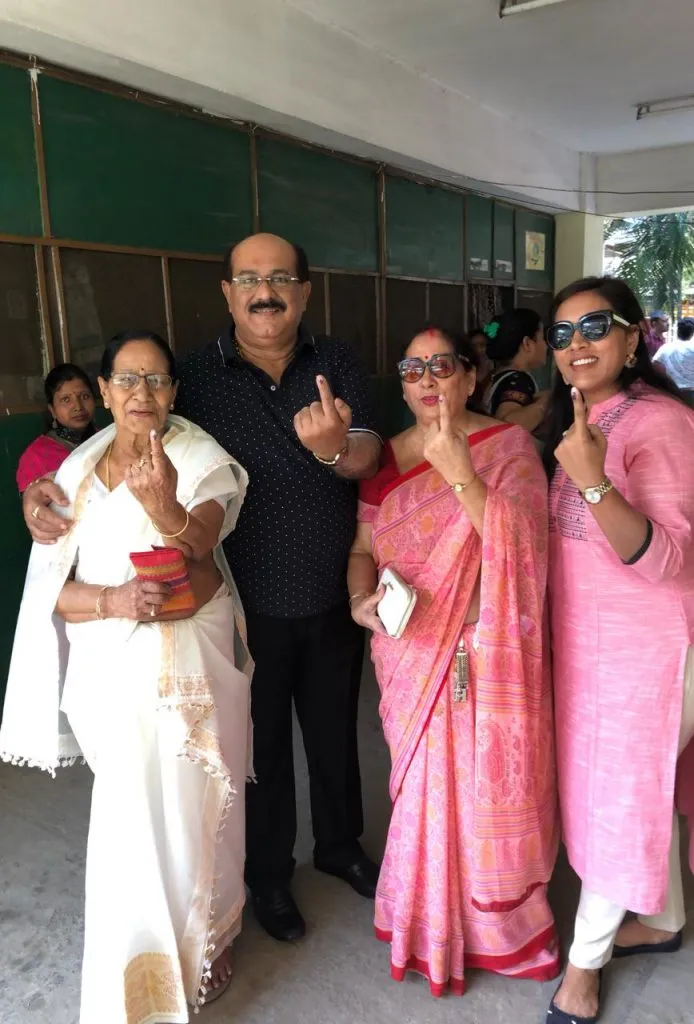 <strong>Jayanta Baruah, Proprietor of Pratidin Group casts his vote with family in Guwahati</strong>  