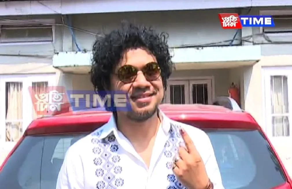 <strong>Playback singer Angarag Papon Mahanta casts his vote in Guwahati</strong>  