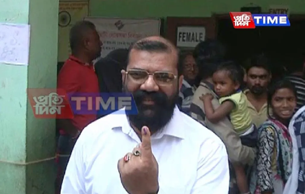 <strong>AASU advisor Samujjal Kumar Bhattacharya casts his vote</strong>  