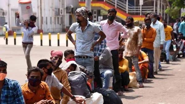Migrants at Panvel Railway Station waiting to board the train to Gorakhpur in Uttar Pradesh (HT PHOTO)
