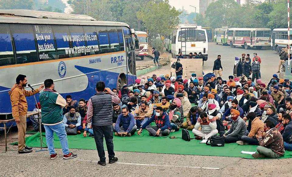 Passengers suffer as Punjab Roadways staff go on strike in Ludhiana - Hindustan Times