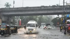 Mumbai rains: 3 dead, while traffic, trains delayed in major parts of the city
