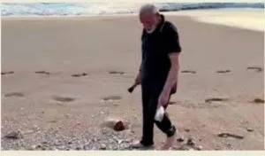 PM Modi Cleaning plogs during at Mamallapuram beach in Tamil Nadu