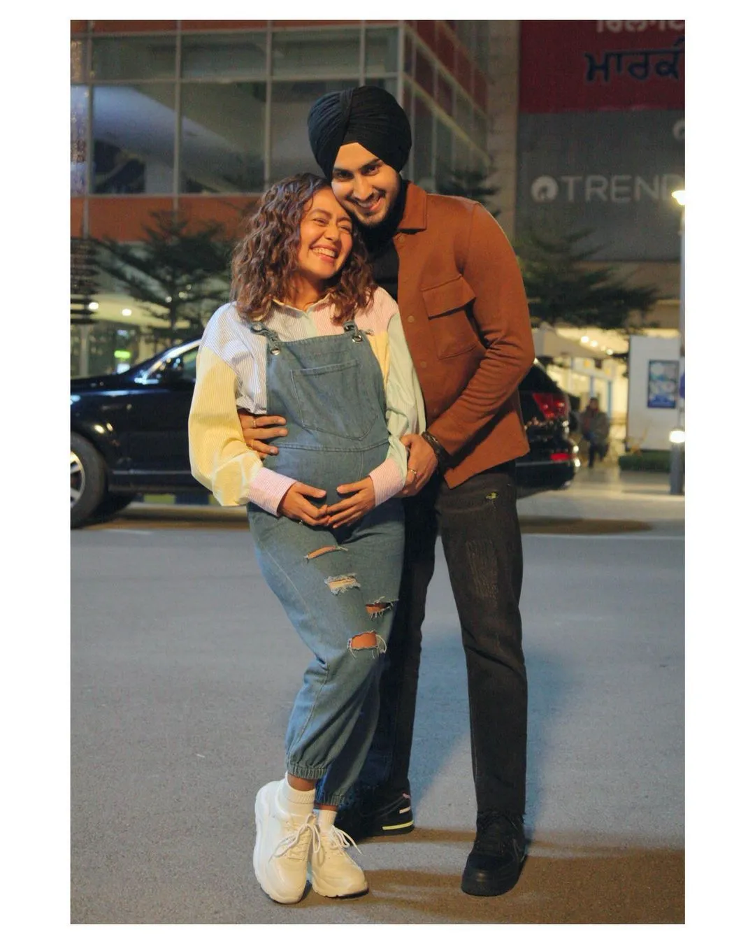 Is Neha Kakkar pregnant with Rohanpreet Singh? Bollywood singer Neha Kakkar shocked netizens on Friday in which flaunted her baby bump.