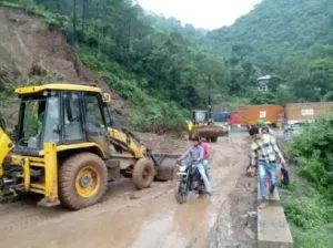 Heavy rainfall causes landslides on the Chandigarh-Shimla highway 