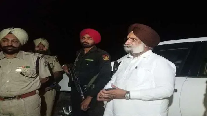 In late night surprise visit, Sukhjinder Randhawa checks police 'nakas'  near Indo-Pak border | India News – India TV