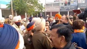 Farmers protest against BJP leaders in Bathinda ,Breaking of chairs