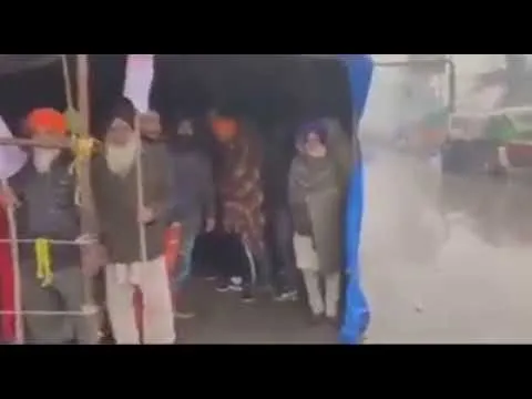 बारिश की वजह से Singhu border पे आज की ये हालात है। Singhu Order | Rain in delhi - YouTube