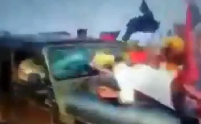 Lakhimpur Kheri Incident: Video Of SUV Ramming Farmers In UP District Viral On Social Media - लखीमपुर खीरी मामला: वायरल VIDEO में दिखा किसानों को कैसे रौंदते निकल गई SUV | UP