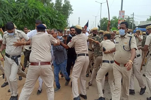 हरियाणा : सीएम मनोहर लाल खट्टर के दौरे का विरोध कर रहे किसानों पर करनाल में लाठीचार्ज| police lathicharge on farmers in Karnal, They were protesting against the visit of Haryana CM