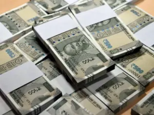 Rupee pushes up 14 paise on dollar's global weakness
