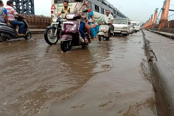 पुल पर खड़ा पानी, नंगल डैम के लिए बन सकता है खतरा - danger on the bridge can be built for nangal dam