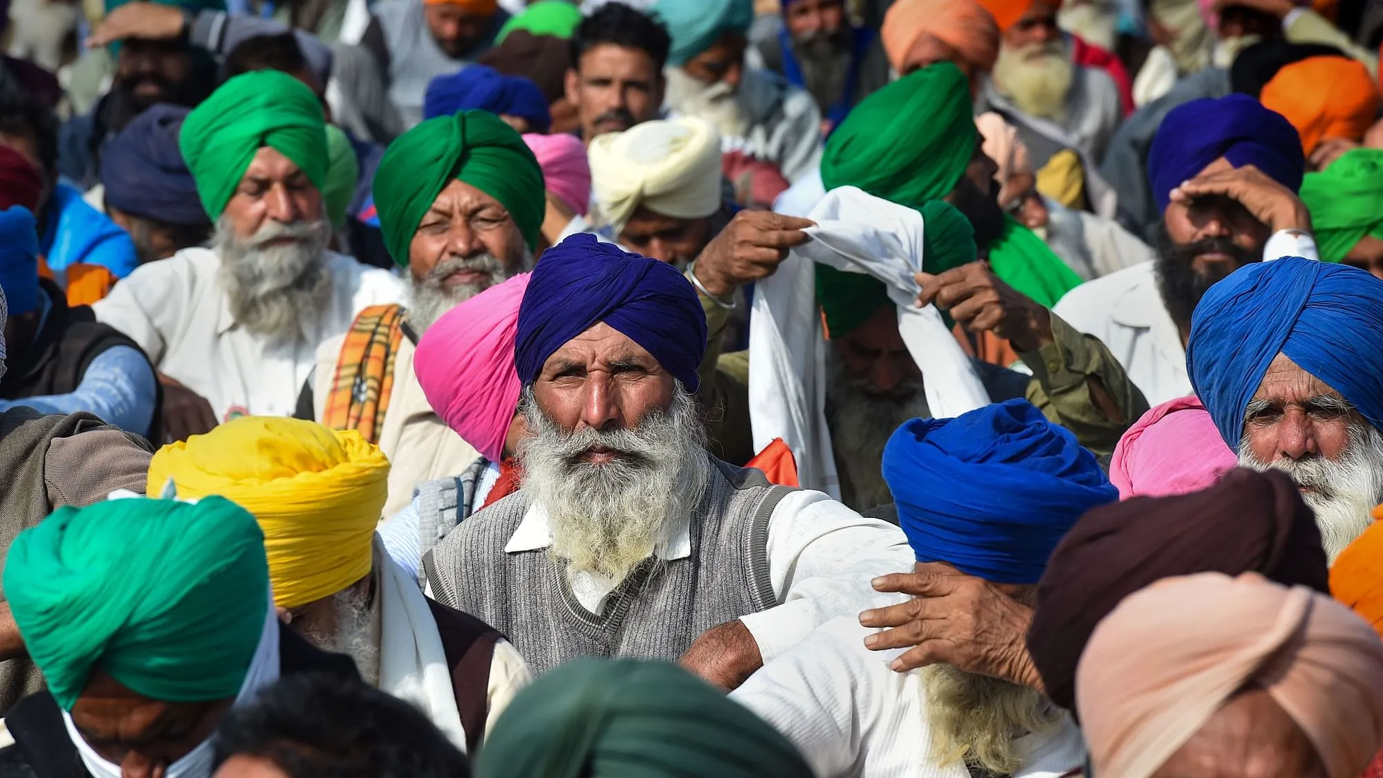 Farmers Protest in Delhi LIVE Updates: Kejriwal Tears Copies of Farm Laws; Amit Shah Meets BJP Gen Secys