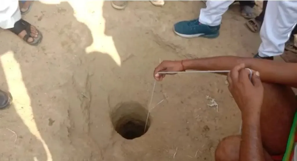Agra Child fell in Borewell: a four-year-old child fell into 150-ft-deep borewell while he was playing in a village in Agra, Uttar Pradesh.