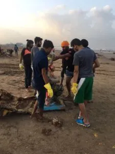 Learning from Sikhism, Randeep Hooda wears turban and cleans Juhu Beach