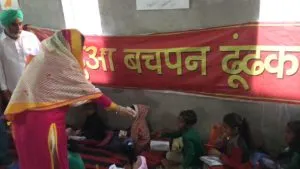 Harsimrat Kaur Badal distributes chocolates at apu society