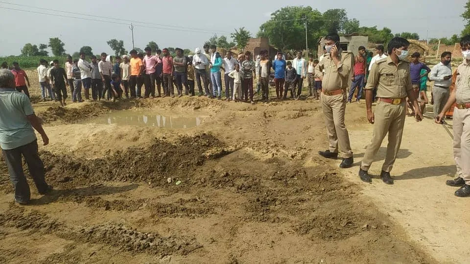Agra Child fell in Borewell: a four-year-old child fell into 150-ft-deep borewell while he was playing in a village in Agra, Uttar Pradesh.