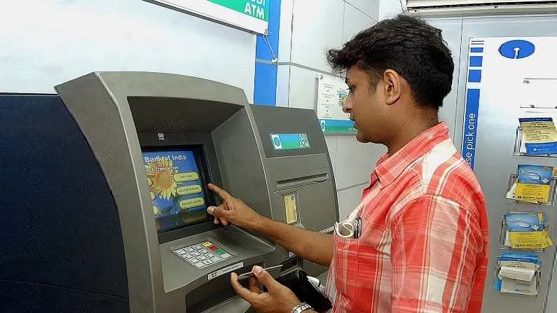 ATM में पैसे न हों तो बैंकों को भरना होगा जुर्माना, पढ़िए RBI का नया निर्देश | RBI new rule: banks will give fine if atm run out of cash know RBI