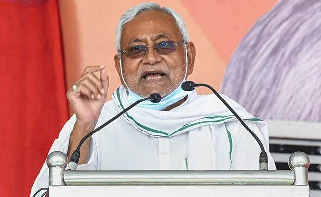 Bihar Elections 2020: An onion was thrown at Bihar CM Nitish Kumar while addressing Madhubani rally for Bihar Assembly Elections 2020. 