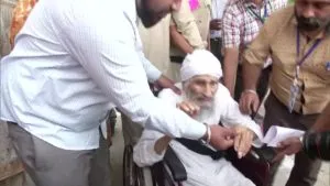 Delhi oldest voter 111-year old Bachan Singh vote polling booth in Sant Garh