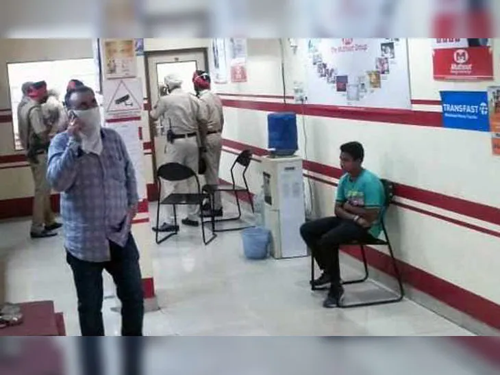 6 armed robbers entered Muthoot Finance Company's office fired 10 bullets; 3 were caught by people who dared, 3 ran |