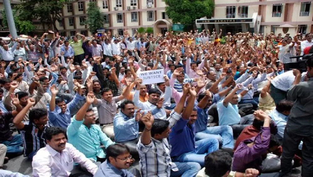 Punjab: Govt Employees Go on Four-Day Pen-Down Strike Over State's Decision  to Reduce Mobile Phone Allowance | LatestLY
